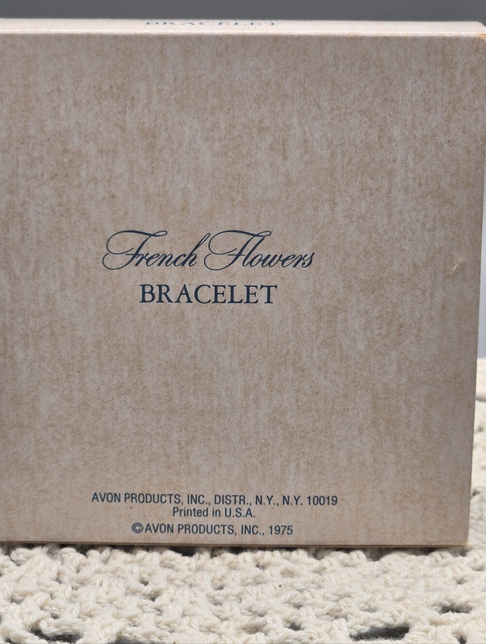 Vintage 1975 AVON French Flowers Porcelain Gold Tone Bangle Bracelet with Box. - Picture 6 of 6